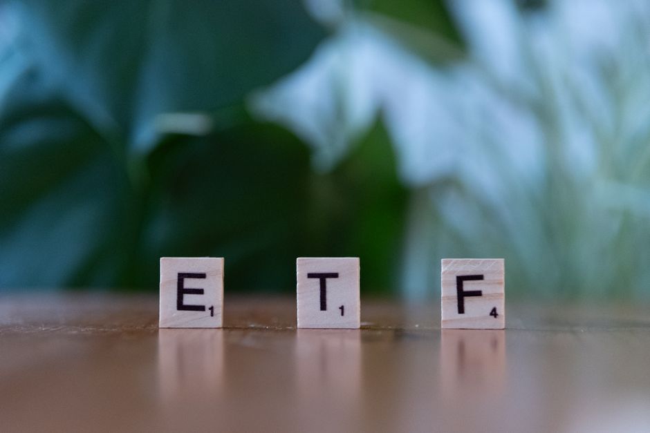 Stock Picking vs. Index Funds in 2026: A Beginner’s Guide